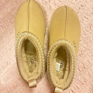 Hey, selling these uggs they are a size 6 I can’t fit them they where never worn